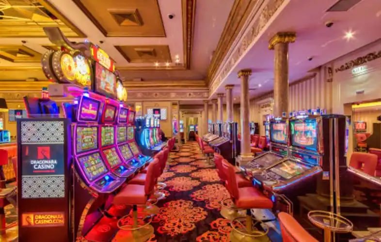 Người dùng Việt Nam chọn tựa game slot và bắt đầu chơi trên điện thoại